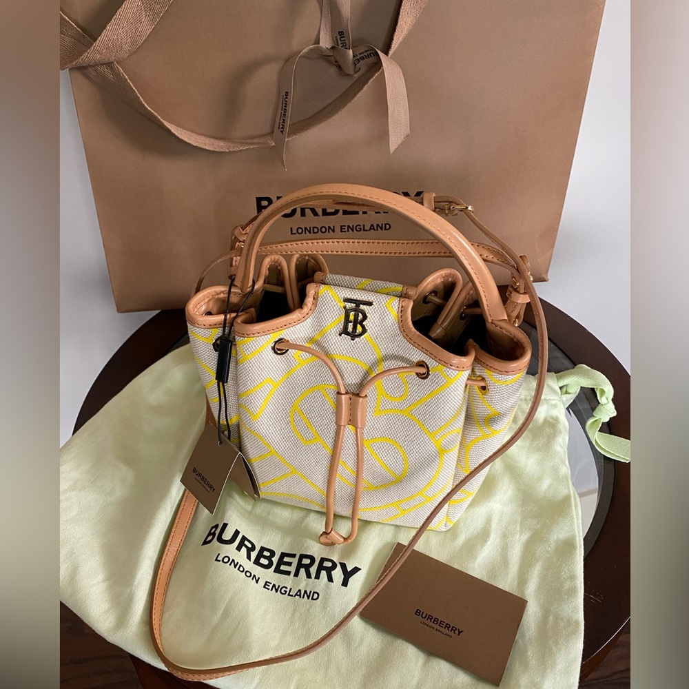 Burberry PEONY Bucket bag, Natural. 
💲9️⃣5️⃣0️⃣ Direct Contact.